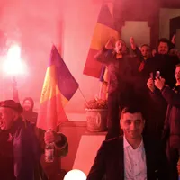 Reactie a unor membri si simpatizanti ai partidului AUR, alaturi de co-presedintele acestuia, George Simion, in urma rezultatelor partiale de la alegerile parlamentare, in Bucuresti, duminica, 6 decembrie 2020/FOTO: Inquam Photos/Sabin Cirstoveanu