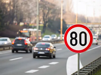 UE pregătește o reglementare ce prevede introducerea dotării obligatorii a mașinilor noi cu un sistem care să limiteze automat puterea mașinilor când acestea depășesc viteza admisă - Foto: magnific.com (Imagine cu rol ilustrativ)
