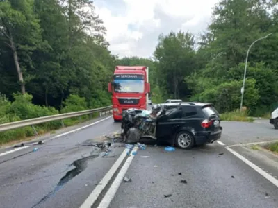 O șoferiță a intrat pe contrasens cu un BMW X3 și s-a înfipt într-un TIR. A decedat pe loc. / Foto: Info Trafic 24, Facebook