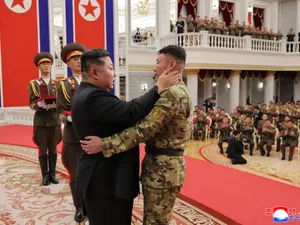 Kim Jong Un  felicitând soldați - Foto: Profimedia Images