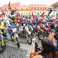 Mii de oameni s-au strâns pe Bulevardul Coposu să vadă prima fază a competiției