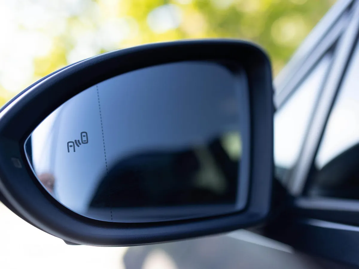 Oglindă cu funcție blind spot monitoring - Foto: Freepik (imagine cu rol ilustrativ)
