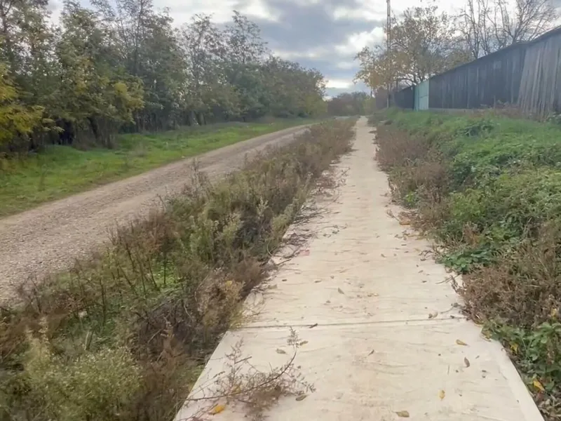 Comuna din România care are drumuri din piatră, dar primarul a făcut piste pentru biciclete - Foto: Monitorul de Botosani