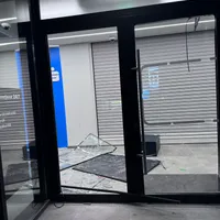 O bancă din București, vandalizată de un cetățean grec. S-a enervat și a început să spargă lucruri - Foto: amator