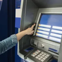 Românii, spaima bancomatelor în SUA și UK. Fură pensie și ajutoare de milioane$. Au fost eliberați - Foto: Freepiki (Imaguine cu caracter ilustrativ)