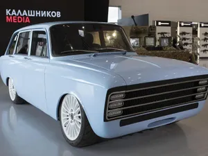 Kalashnikov CV-1 are la bază un Izh 2125 Combi din anii 1970, care, la rândul său provine dintr-un Moskvitch 412.