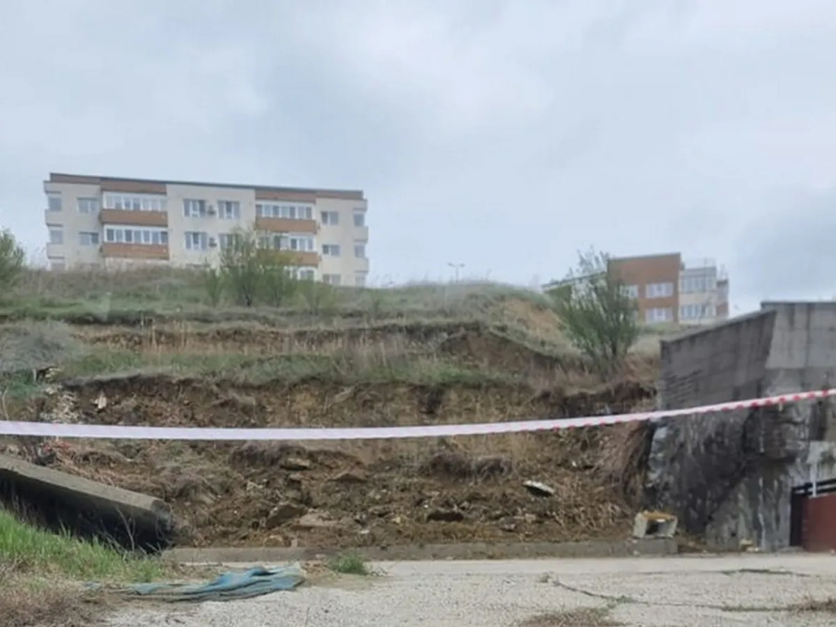 Alunecare periculoasă de teren, lângă un bloc. Incredibil, dezvoltatorul dă vina pe locatari - Foto: News.ro