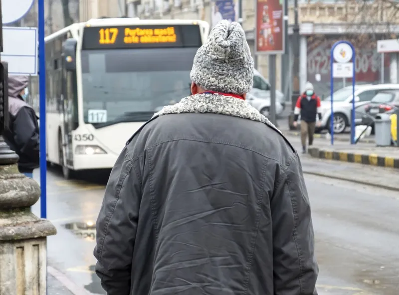 Bătr&acirc;n pe stradă, iarna, &icirc;n Bucureşti - Foto: Magnific/frimufilms