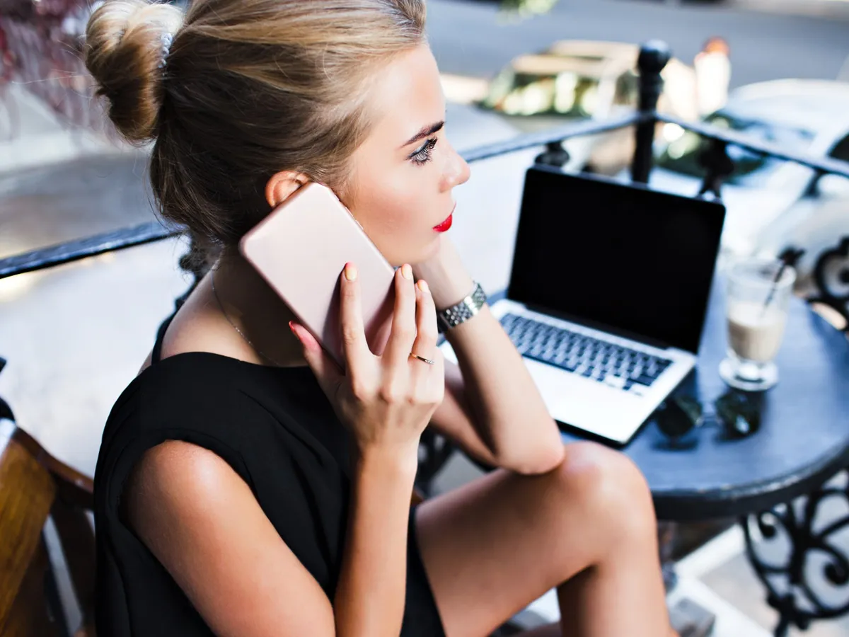 Femeie vorbește la telefon - Foto: Freepik