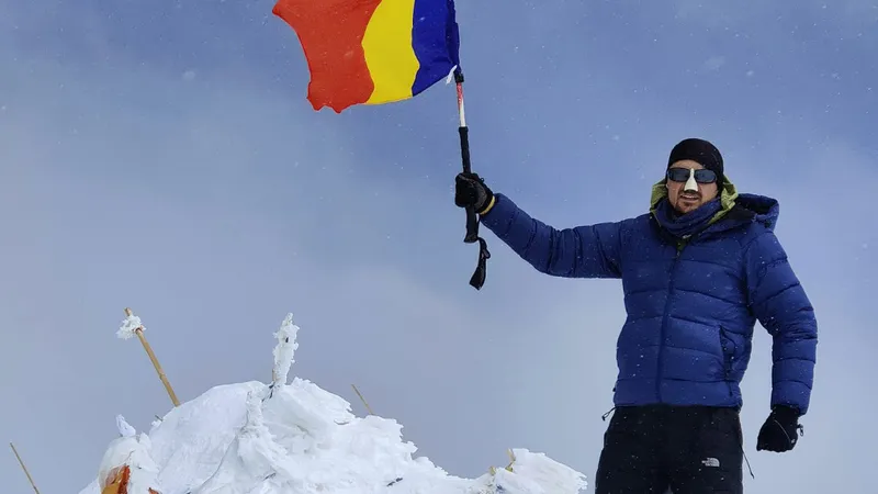 Lucian Roșu, pe vârful Muztagh Ata, în vestul Chinei: Au verificat să n-avem materiale de propagandă - Foto: Facebook / Facultatea de Geografie și Geologie Iași