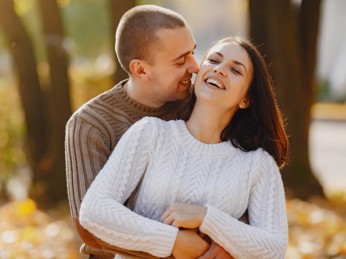 Un cuplu vesel se îmbrățișează în aer liber - Foto: Pexels (Imagine cu rol ilustrativ)