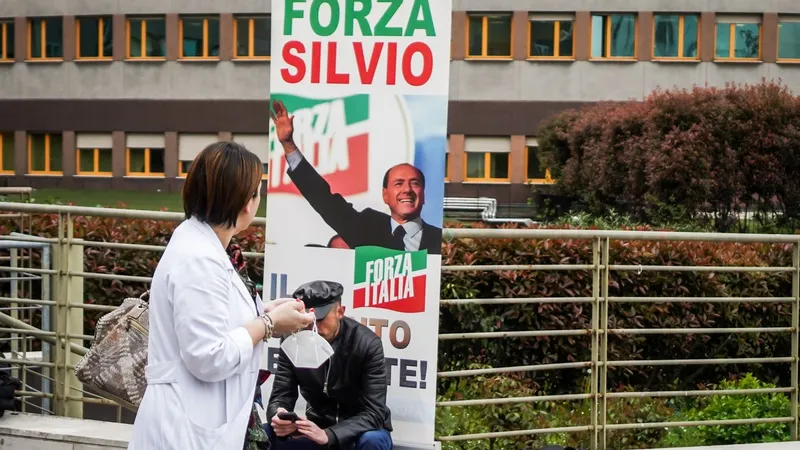 Silvio Berlusconi este internat la terapie intensivă la spitalul San Raffaele din Milano. În imagine: bannere în fața spitalului - Foto: Profimedia Images