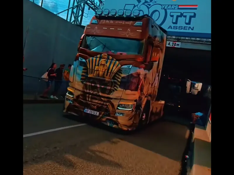 Un camion tunat la Arad a făcut senzație la Festivalul Truckstar 2025. E în stil egiptean - Foto: captură video