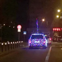 Amendă celor care își pun luminițe de Crăciun pe mașină. Ce sumă riscă șoferii să plătească - Foto: ebihoreanul.ro