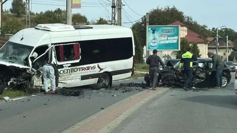 Un BMW a sărit pe contrasens și s-a înfipt într-un microbuz. 16 persoane, duse la spital - Foto: Facebook/Info Trafic 24