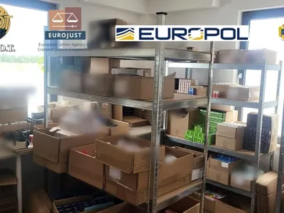 Grupare care vindea „suplimente” despre care susţinea că pot vindeca boli grave, destructurată de autorități - Foto: DIICOT