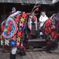 VIDEO De Anul Nou. Obiceiuri la români: Pluguşorul, Mersul cu Buhaiul, Jocul Caprei şi Jocul Ursului - Foto: captură YouTube