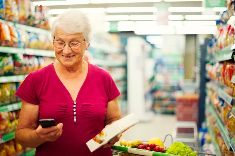 Pensionară la pensie făcând piața - Foto: Freepik