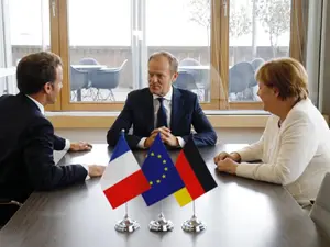 Președintele Consiliului European, Donald Tusk, încearcă să rezolve diferențele dintre Macron și Merkel Foto: Facebook