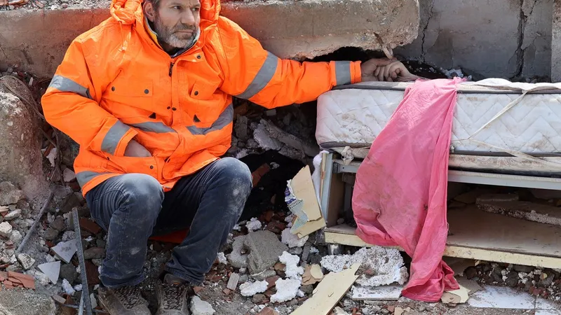 Imagini sfâșietoare. Un tată distrus de durere își ține de mână fiica ucisă în cutremur - FOTO: Profimedia
