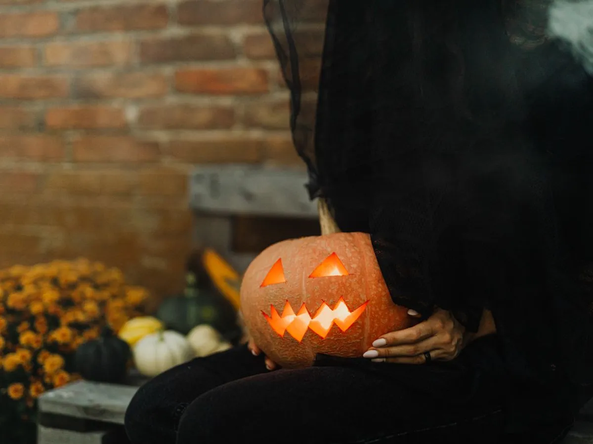 O scenă misterioasă de Halloween cu un Jack-O'-Lantern - Foto: Pexels (Imagine cu rol ilustrativ)