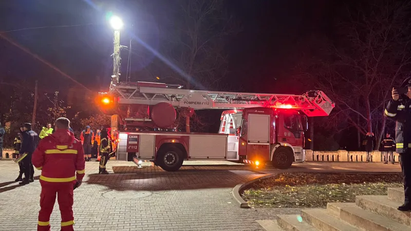 Incendiu într-un bloc din Craiova. 60 de persoane au fost evacuate de urgență - FOTO: Facebook/ ISU Dolj