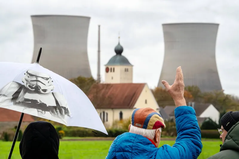 Persoane care asistă la demolarea unei centrale nucleare - Foto: Profimedia Images