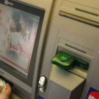 Au furat pensia unui om imediat du,pă ce a scos-o din bancomat. Acum sunt cercetaţi pentru furt - Foto: YouTube