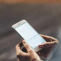 O femeie care a găsit un telefon pierdut pe stradă și a răspuns la un apel poate fi acuzată de furt - Foto: Observator / imagine rol ilustrativ