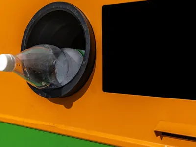Un bărbat a stabilit un nou record în sistemul de reciclare după ce a introdus 8.000 de sticle în opt ore