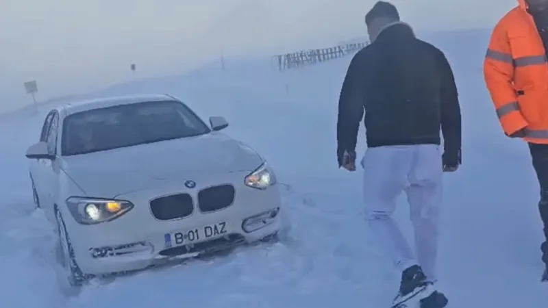 Un șmecher cu BMW a rămas blocat pe Transalpina, drum închis Foto: Captură Facebook/Plus Oltenia