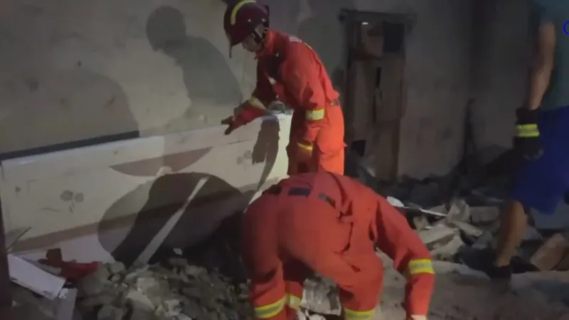 Echipele de salvarea caută supraviețuitori printre ruine. FOTO: Captură video