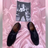 O pereche de pantofi albaştri a lui Elvis Presley, vândută la prețul unui apartament de 3 camere - Foto: foxbusiness.com