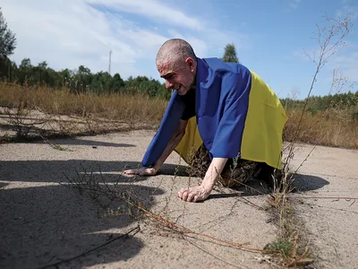 COPLEȘIT  Un militar ucrainean reacționează după ce a fost eliberat din captivitatea rusă pe 13 septembrie, într-o locație nedezvăluită din apropierea frontierei dintre Ucraina și Belarus. Peste 100 de prizonieri de război au fost uciși până în prezent