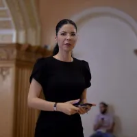 Ana Birchall: „Ministrul Stelian Ion nu e departe de savantul de renume mondial Tudorel Toader”. / Foto: fanatik.ro