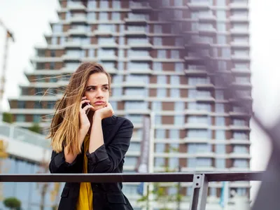 Femeie la bloc - Foto: Freepik