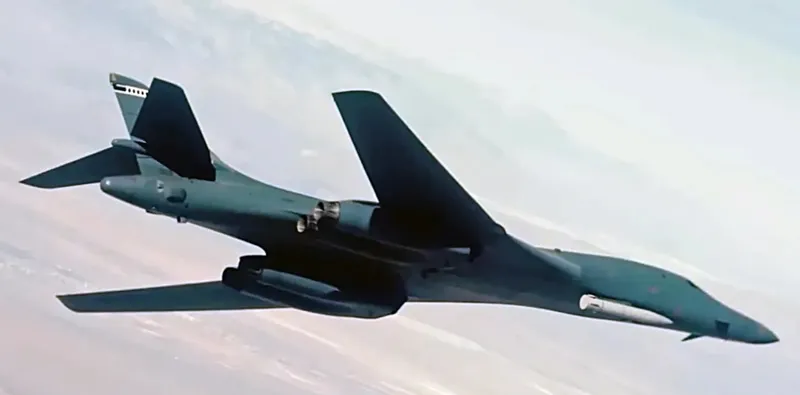 B-1B cu racheta hipersonică - Captură US Air Force via twz.com