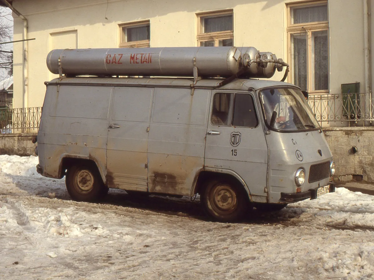 Cei mai bătrâni mai țin minte buteliile uriașe de gaz de pe vehicule. Era criză de combustibil