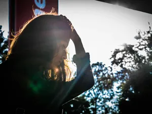 Tânără femeie supărată - Foto: Pexels/Austin Guevara