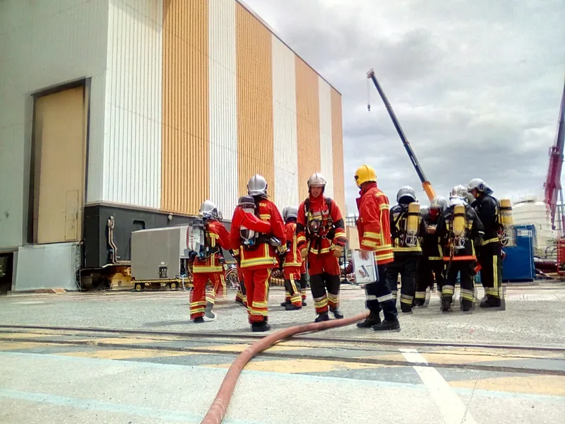 Pompieri intervenind la șantierul naval din Toulon Foto: Prefectura Toulon