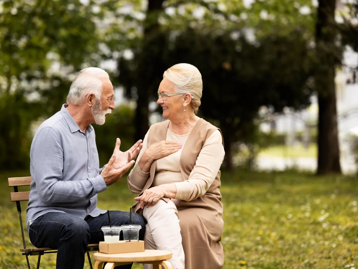 Pensionari aflați în parc - Foto: Freepik