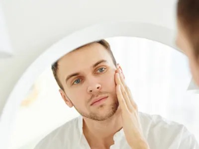 Ce este „looksmaxxing”, trendul online în care unii tineri ajung să se lovească peste față cu ciocanul. Avertismentul medicilor