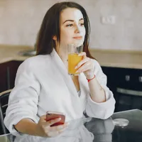 Femeie frumoasă care bea un pahar cu suc - Foto: Freepik (imagine cu rol ilustrativ)