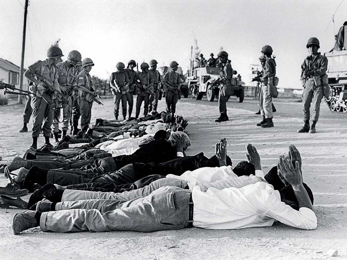 Palestinieni predându-se soldaților israelieni în 1967