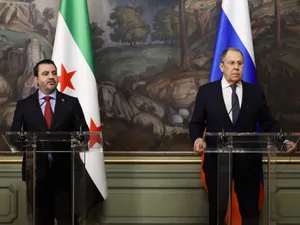 Ministrul sirian de externe Asaad al-Shibani, cu omologul său, Serghei Lavrov - Foto: Profimedia Images