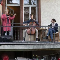Muzicieni ai ansamblului Freiburger Barockorchester au cântat în balcon în timpul primului lockdown din martie 2020