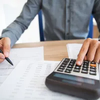 La cât creşte pragul pentru scutirile de TVA? Care sunt firmele avantajate de măsura fiscală - Freepik/katemangostar