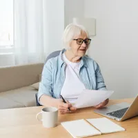 Pensionara care citește Foto: Freepik (rol ilustrativ)