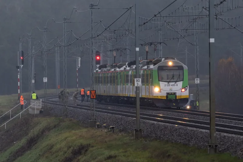 Anchetatorii examinează calea ferată avariată de o explozie în apropiere de localitatea Mika - Foto: Profimedia Images