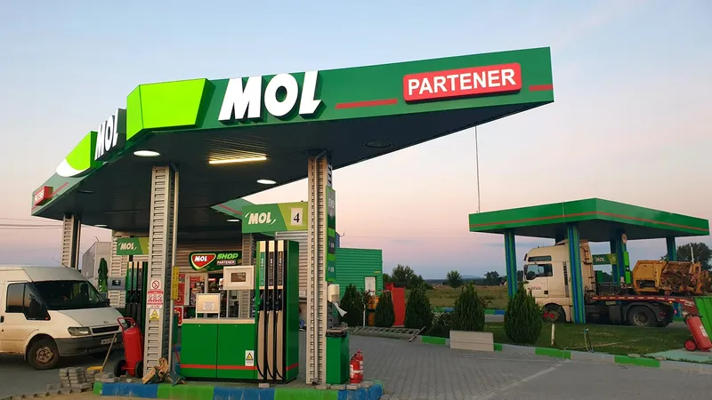 Ungurii fac cozi să alimenteze cu benzină și motorină din România. Ce s-a întâmplar din 15 ianuarie? - Foto: Facebook / MOL